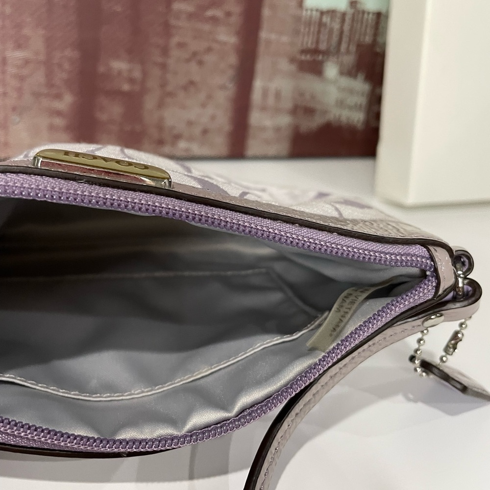 Coach Y2K lilac signature wristlet - Picture 11 of 13
